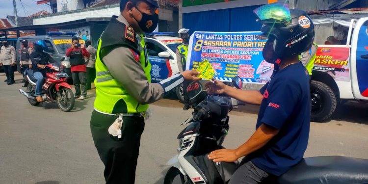 Hari Terakhir Operasi “Patuh Telabang-2021” Satlantas Polres Seruyan Bagikan Masker