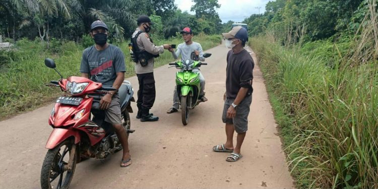 Personil Polsek Danau Sembuluh Tegur Warga Tak Memakai Masker