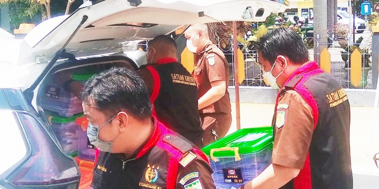 Cari Alat Bukti, Jaksa Obok-obok Kantor KPUD Kapuas