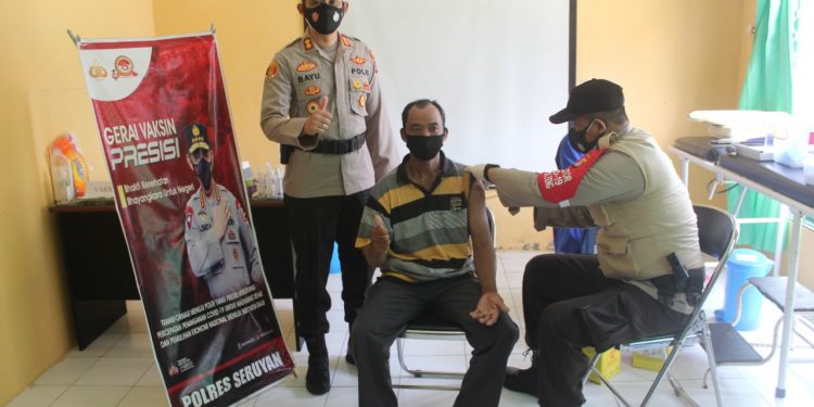 Sidokkes Polres Seruyan Bantu Kelancaran Vaksinasi di Puskesmas Kuala Pembuang I