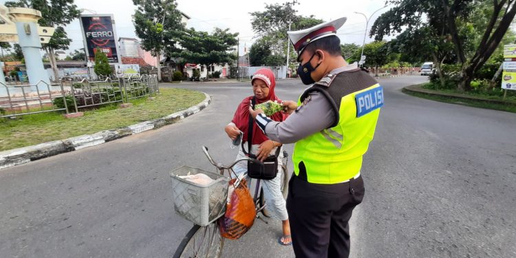 Sat Lantas Polres Seruyan Bagi Masker Untuk Pengguna Jalan