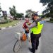 Sat Lantas Polres Seruyan Bagi Masker Untuk Pengguna Jalan