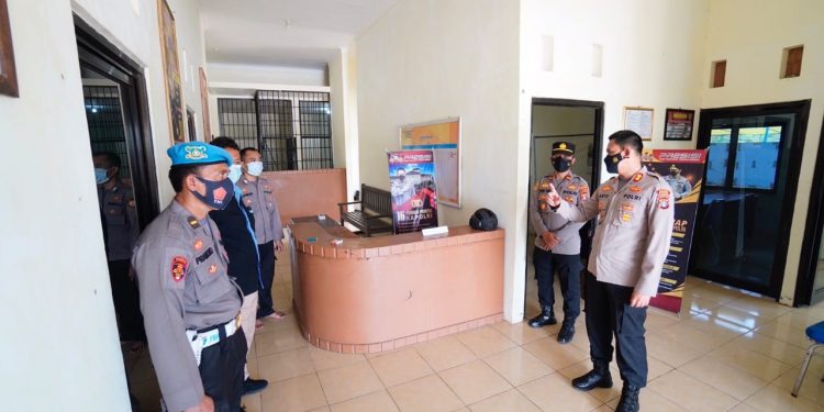 Kapolres Seruyan Didampingi Kasipropam Cek Personil Pospol Bangkal