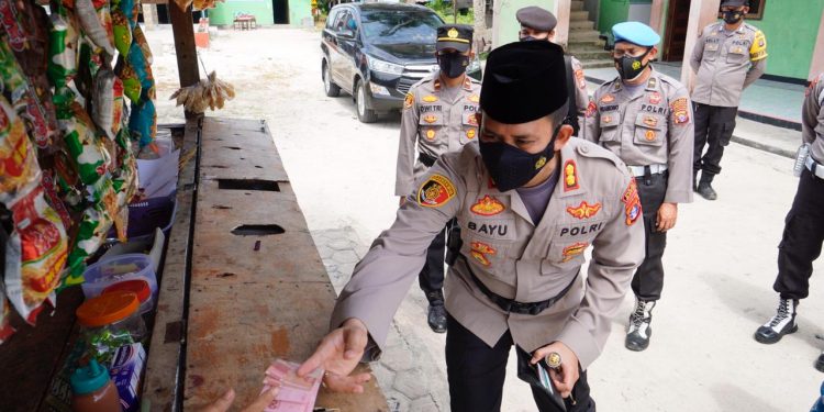 Kapolres Seruyan Borong Jajanan Kantin Pondok Pesantren Raudhotul Tholibin