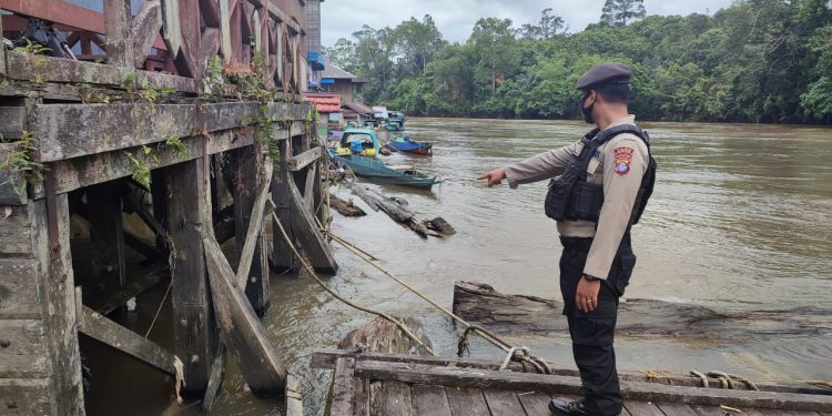 Personel Polsek Seruyan Hulu Cek Ketinggian Debit Air