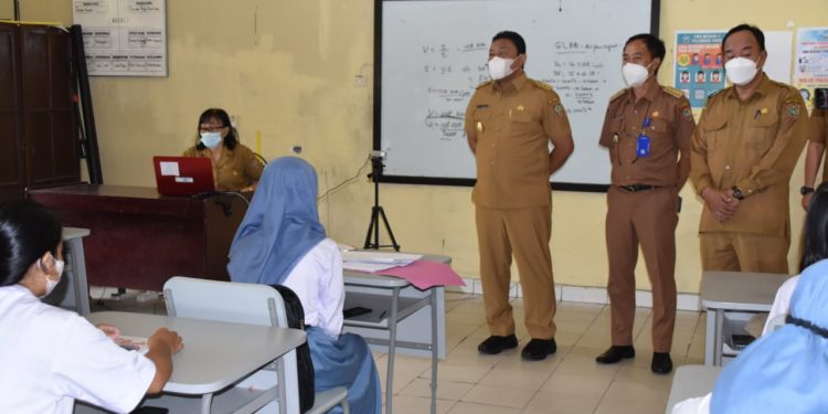 Wagub Tinjau Pencanangan PTM Terbatas SMA/SMK/SLB se-Kalteng