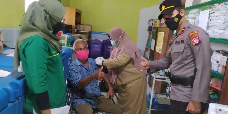Kapolsek Hanau Pantau Langsung Kegiatan Vaksinasi Covid-19