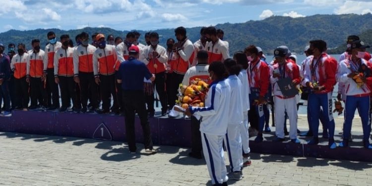 Tim Dayung Dragon Boat Mix Kalteng Sabet Medali Emas PON Papua 2021