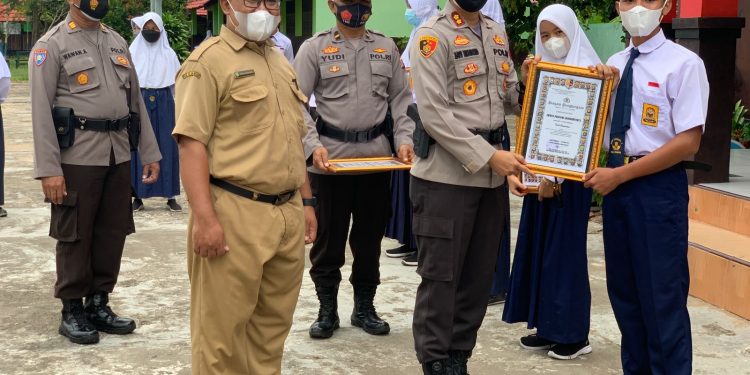 Kapolres Seruyan Berikan Penghargaan Kepada Siswa-Siswi Berprestasi