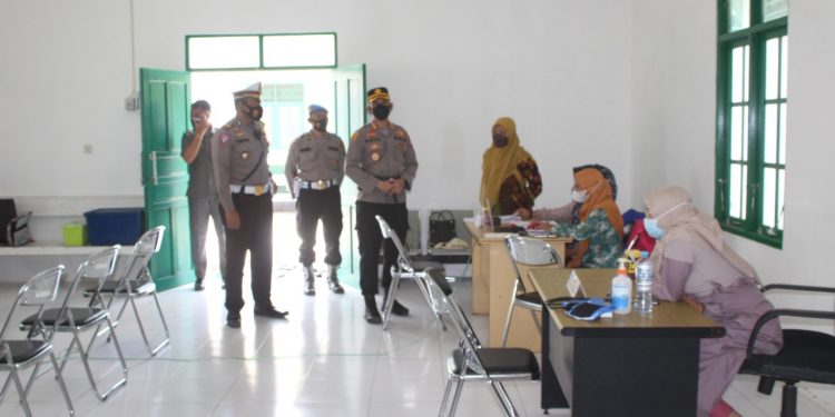 Kapolres Seruyan Tinjau Pelaksanaan Vaksinasi di Puskesmas Kuala Pembuang II