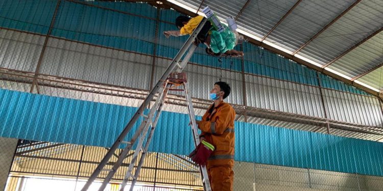 Respon Cepat Tim ERP Evakuasi Remaja Pingsan Saat Pasang Lampu