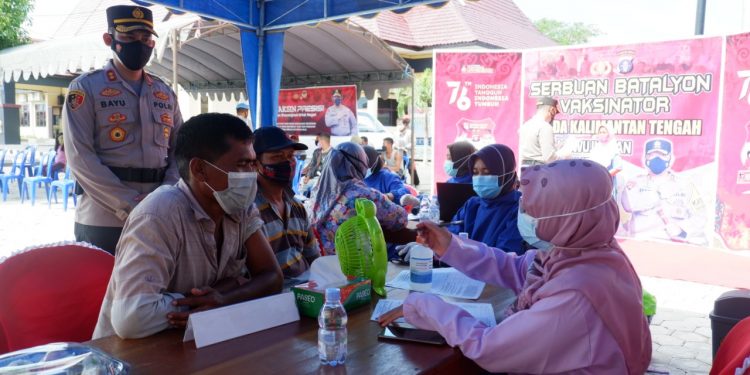 Kapolres Seruyan Semangati Tenaga Kesehatan Saat  Vaksinasi