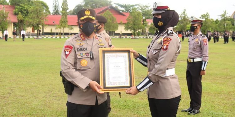 Kapolda Kalteng Berikan Penghargaan Kepada 72 Personel Berprestasi