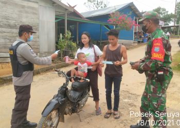 Personel Polsek Danau Sembuluh Bagikan Masker Gratis ke Masyarakat