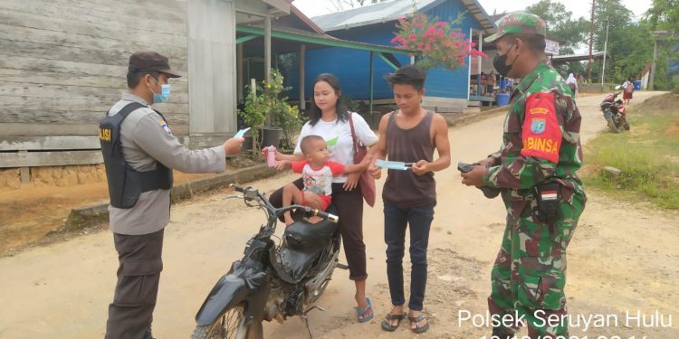 Personel Polsek Danau Sembuluh Bagikan Masker Gratis ke Masyarakat