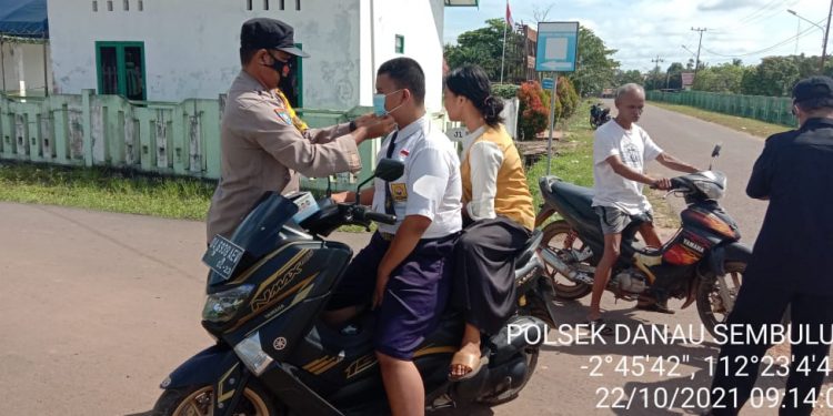 Personel Polsek Danau Sembuluh Bagikan Masker kepada para Pelajar SMP