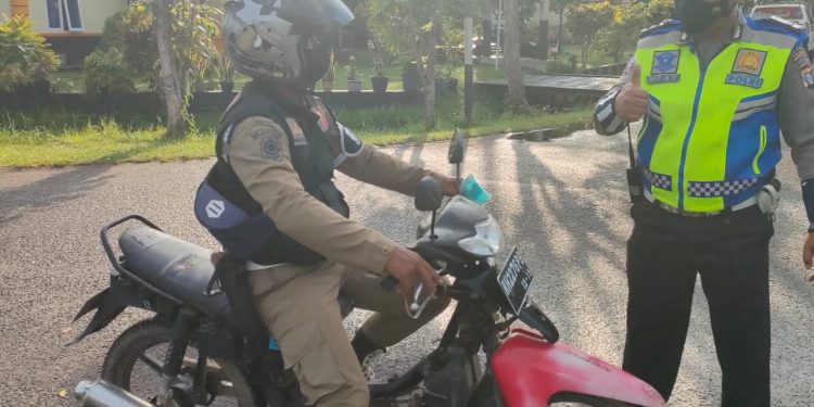 Sat Lantas Polres Seruyan Bagikan Masker