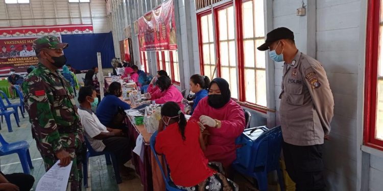 Kapolsek Serhul dan Anggota Ingatkan Warga Agar Tetap Patuhi Protkes