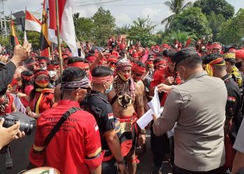 Ratusan Massa TBBR Demo ke Polda Kalteng
