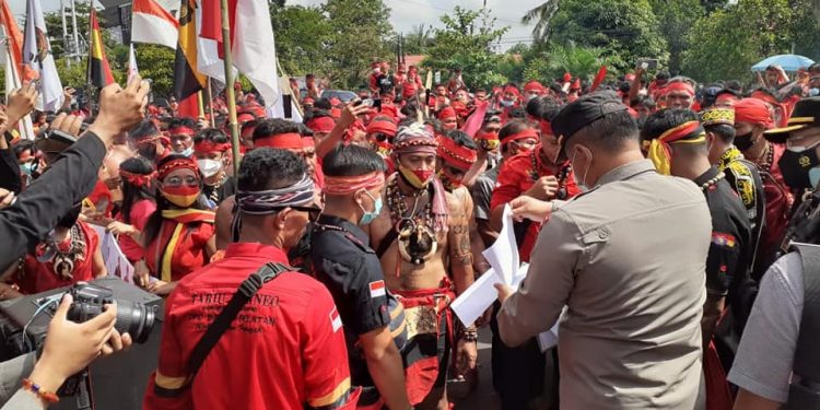 Ratusan Massa TBBR Demo ke Polda Kalteng