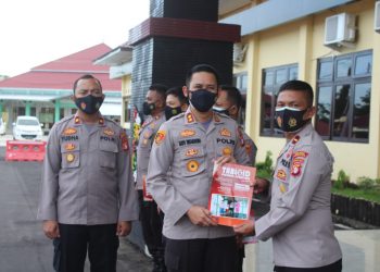 Kapolres Seruyan Bagikan Tabloid Seruyan Kepada Kapolsek Jajaran