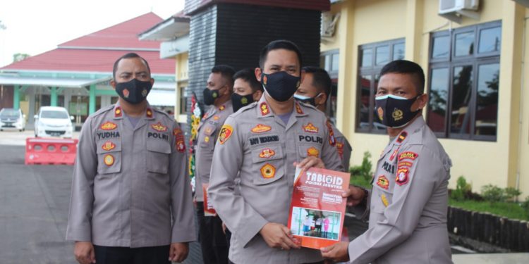 Kapolres Seruyan Bagikan Tabloid Seruyan Kepada Kapolsek Jajaran