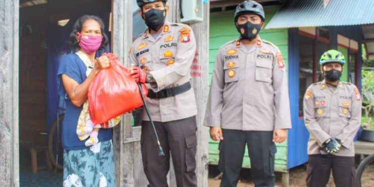 Kapolres Seruyan Bersama PJU Berbagi Sembako ke Warga