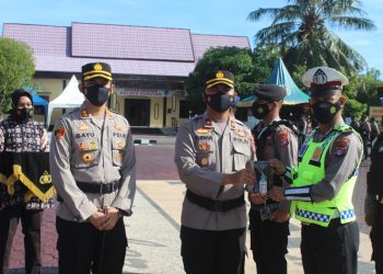 Kapolres Seruyan Bagikan Masker dan Hand Sanitizer Untuk Anggotanya