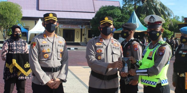 Kapolres Seruyan Bagikan Masker dan Hand Sanitizer Untuk Anggotanya