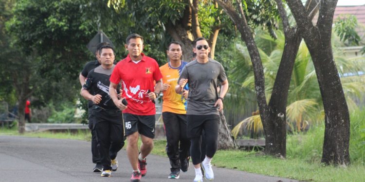 Kapolres Seruyan Ajak Personel Lari Sore Untuk Jaga Stamina