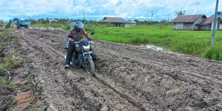 Tak Kenal Lelah Bhabinkamtibmas Polsek Serhil Sambang Warga Binaannya