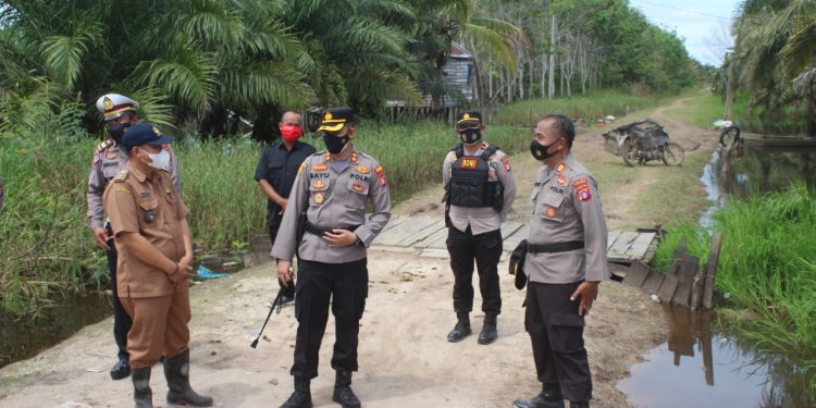 Kapolres Seruyan Turun Langsung Mengecek Daerah Rawan Banjir