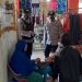 Personil Sat Binmas Sambil Membagikan Masker di Pasar Saik