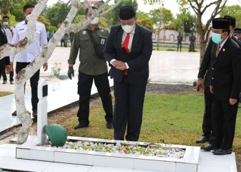 Peringati Hari Pahlawan, Wagub Pimpin Tabur Bunga di TMP Sanaman Lampang
