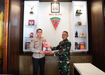 Kapolres Seruyan Hadiahkan Tabloid Kepada Danyon 631/Antang