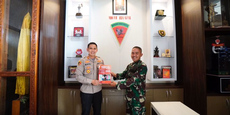 Kapolres Seruyan Hadiahkan Tabloid Kepada Danyon 631/Antang