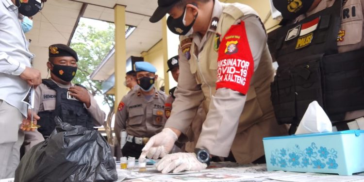 Anggota Polres Seruyan Lakukan Tes Urine