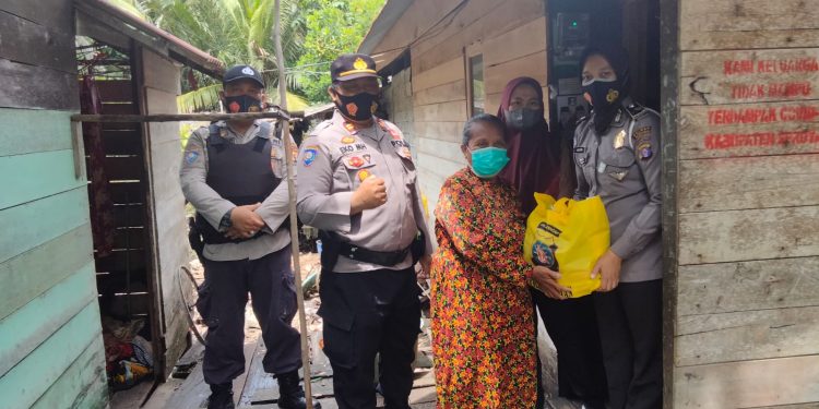 Kasat Binmas dan Personil Polwan Jum’at Berkah Seruyan Berbagi Sembako