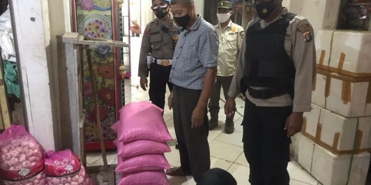 Tim Yustisi Polres Seruyan Berikan Himbauan Prokes ke Masyarakat