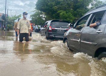 Kadis PUPR Kalteng Bersama Pihak Balai Jalan Cek Kondisi Banjir di Kasongan