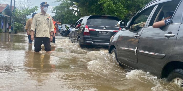 Kadis PUPR Kalteng Bersama Pihak Balai Jalan Cek Kondisi Banjir di Kasongan