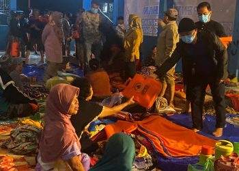Gubernur Sugianto Cek Tenda Pengungsian Warga Terdampak Banjir