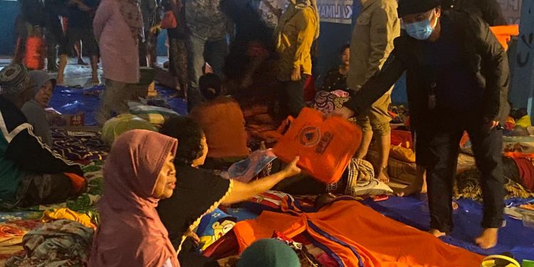 Gubernur Sugianto Cek Tenda Pengungsian Warga Terdampak Banjir