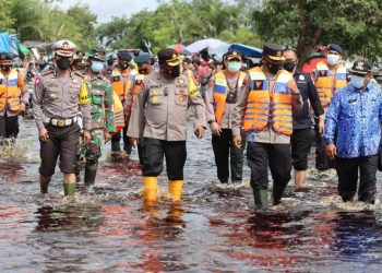 Kapolda Kalteng Cek Banjir di Bukit Rawi dan Bagikan Bansos