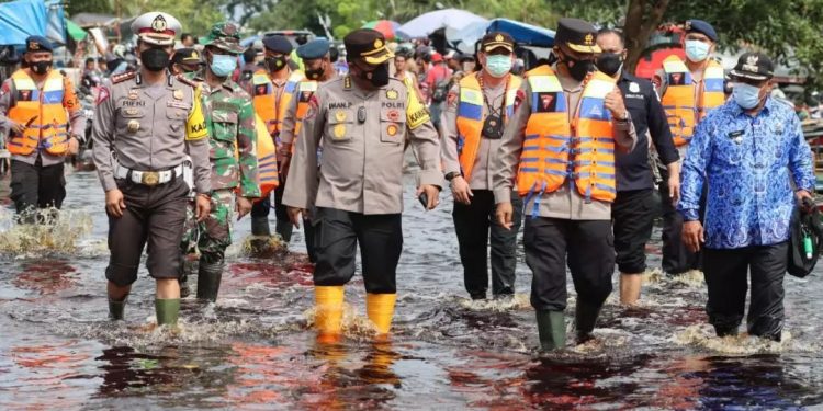 Kapolda Kalteng Cek Banjir di Bukit Rawi dan Bagikan Bansos