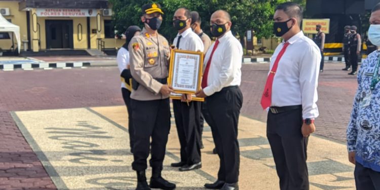 Kapolres Seruyan Pimpin Upacara Pemberian Reward Personel Berprestasi