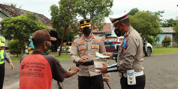 Saat Pantau Operasi Zebra Kapolres Seruyan Bagikan Masker