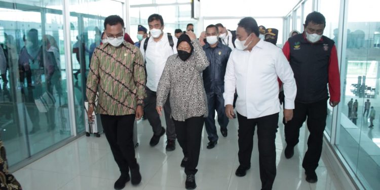 Lagi-lagi, Mensos Tri Rismaharini Tinjau Korban Banjir di Kota Palangka Raya