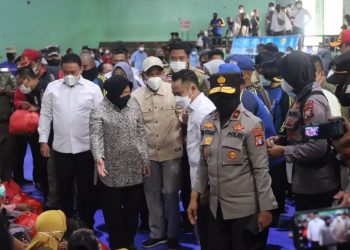Wakapolda Kalteng Dampingi Mensos Tinjau Korban Banjir di Palangka Raya