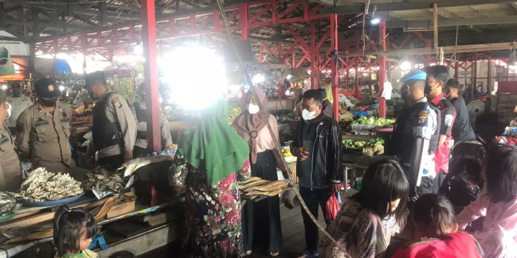 Tim Yustisi Polres Seruyan Berikan Himbauan Prokes ke Warga Kuala Pembuang